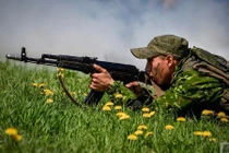 Ngạc nhiên trinh sát Nga học Việt Nam vượt tường bằng sào