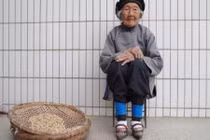 Bí ẩn đằng sau những đôi chân rướm máu của phụ nữ TQ