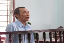 Xâm hại con riêng của vợ hờ còn nói bé gái "tự nguyện"