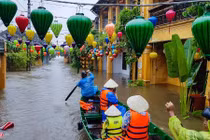 Kiếm tiền triệu mỗi ngày khi phố cổ Hội An chìm trong nước lũ