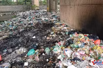 Hàng ngàn túi rác ken đặc dưới chân cầu Thăng Long