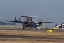 Ảnh: Canh chừng Triều Tiên, "radar bay" E-2D ồ ạt tới Nhật Bản