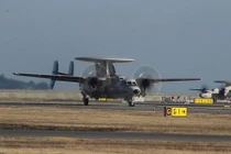 Ảnh: Canh chừng Triều Tiên, "radar bay" E-2D ồ ạt tới Nhật Bản