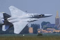 Khó hiểu quyết định vứt bỏ tiêm kích bất bại F-15