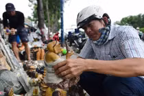 Đổ xô mua hàng ở gần 50 kiốt bên sân bay sắp giải tỏa