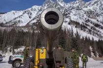 Kinh ngạc cảnh người Nga nã pháo 130mm gây lở tuyết