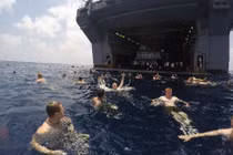 Khi tàu sân bay Mỹ biến thành...bể bơi khổng lồ