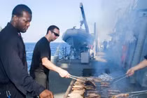 TSB về cảng, tàu khu trục Mỹ mở tiệc linh đình