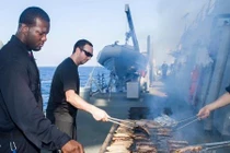 TSB về cảng, tàu khu trục Mỹ mở tiệc linh đình