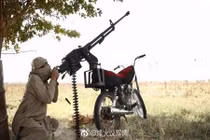 Không tưởng: Phiến quân IS gắn súng 12 ly lên xe gắn máy