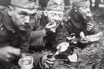 Muôn kiểu “có thực mới vực được đạo” của binh lính trong CTTG2