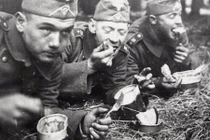 Muôn kiểu “có thực mới vực được đạo” của binh lính trong CTTG2