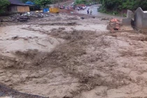 Lũ quét cuốn trôi 11 ngôi nhà ở Nghệ An