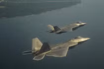 Phải chăng F-22 Raptor đang ngáng đường công danh F-35?