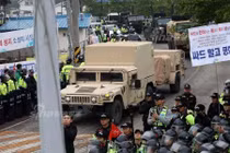 Hy hữu: 8.000 cảnh sát áp tải hệ thống tên lửa THAAD