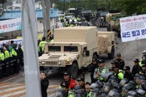 Hy hữu: 8.000 cảnh sát áp tải hệ thống tên lửa THAAD