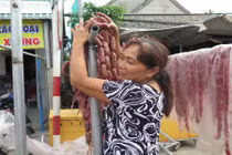 Công an làm việc với 'bà Tám BOT Cai Lậy' vụ người lạ 'biếu' 10 triệu