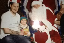 Cảm động cha đơn thân tìm gia đình mới cho con trước khi chết 