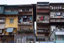 Tập thể cũ: Hàng xóm vác loa chửi vì vật thể lạ bay giữa cửa