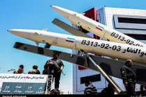 Mang tên lửa ra diễu phố, Iran khiến cả Trung Đông bàng hoàng
