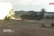 Mãn nhãn Su-30 ném bom yểm trợ xe tăng Việt Nam tiến công