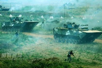 Xe thiết giáp ZBD 2000 Trung Quốc tập trận quy mô lớn