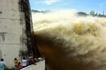 Sáng nay, thủy điện Hòa Bình mở 3 cửa xả đáy sau 21 năm