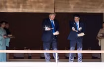 Tổng thống Trump gặp Nhật hoàng, cùng Thủ tướng Abe cho cá ăn