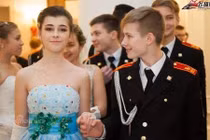 Không thể rời mắt với dàn "chân dài" thiếu sinh quân Nga