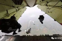 Mục kích lính dù Trung Quốc đổ bộ bằng phi cơ...Nga