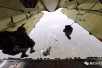 Mục kích lính dù Trung Quốc đổ bộ bằng phi cơ...Nga