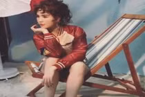 Ngọc Trinh mải mê quay clip gặp sự cố lộ vòng 1 