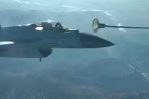 Theo dõi tiêm kích J-10B Trung Quốc đi đổ xăng trên trời