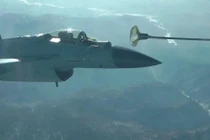 Theo dõi tiêm kích J-10B Trung Quốc đi đổ xăng trên trời