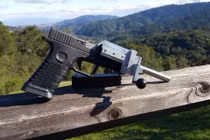 Khó đỡ kiểu súng lục lên đạn như súng trường ở Mỹ