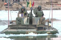 Ngoạn mục xe thiết giáp K-21 Hàn Quốc phá băng vượt sông
