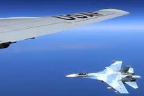 Su-30 Nga đảo cánh bay cách máy bay Mỹ chỉ 20 mét
