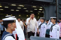 Tổng thống Duterte hứng thú với khu trục hạm Izumo Nhật Bản