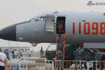 Phi công oanh tạc cơ H-6K Trung Quốc có ghế phóng thoát hiểm