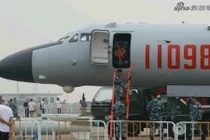 Phi công oanh tạc cơ H-6K Trung Quốc có ghế phóng thoát hiểm