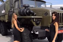 Vũ khí Nga đã nóng, nhưng dàn người mẫu còn nóng hơn