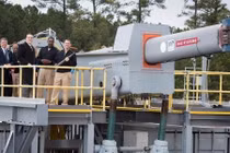 Thèm thuồng sức mạnh súng điện từ của Mỹ