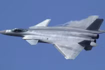 Dân mạng lo tiêm kích J-20 thành "F-35 phiên bản Trung Quốc"