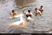 Núi rác đổ sập đè chết 2 người, hất văng ô tô