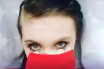 Bé gái 12 tuổi phát trực tiếp cảnh tự sát gây sốc