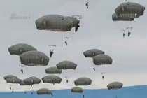 Hoành tráng sư đoàn Dù 82 Mỹ tập trận ngợp trời Alaska