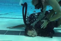 Đặc nhiệm Hải quân Mỹ học bơi như tự sát