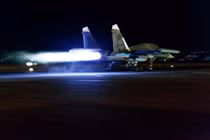 Đẹp ngất ngây sân bay quân sự ban đêm