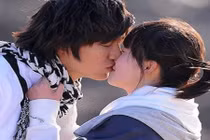 Fan phát sốt vì cảnh cưỡng hôn trong “Vườn sao băng” 2018