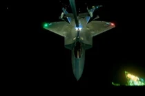 Vẻ đẹp đầy ma mị của phi cơ F-22 Raptor giữa đêm